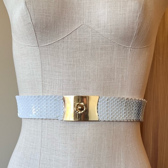 Vintage White Iridescent Snake Scale Sequin Belt Gold Flower Statement Textured - Picture 3 of 8